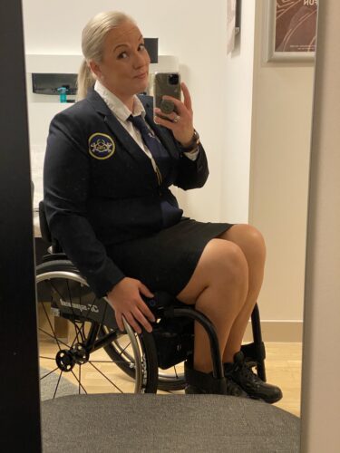 Minä ja hotellihuoneen selfie tuomaripuku päällä